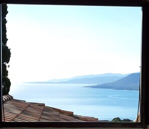 Departamento económico, 1 cama Queen size y sofá cama, frente al mar (Ind'e noi) | Vista desde la habitación