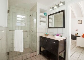 Badkamer met douche