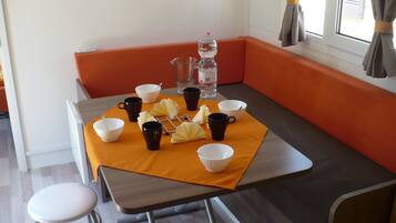 Mobile Home | In-room dining