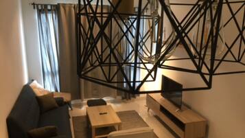 Televisión, chimenea, futbolito y tenis de mesa