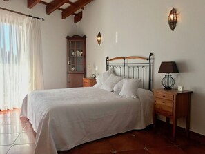 5 slaapkamers, een bureau, een strijkplank/strijkijzer, gratis wifi