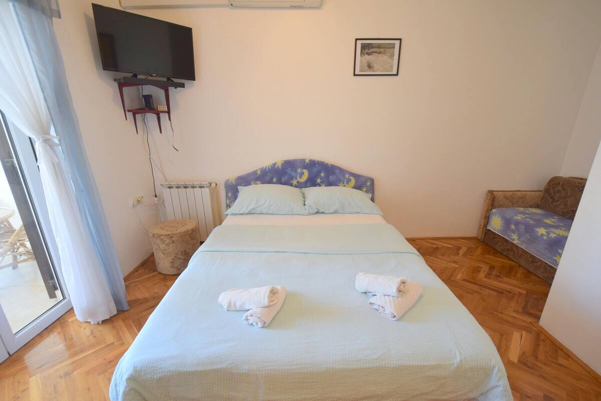 1 bedroom, free cots/infant beds, free WiFi, bed sheets