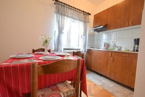 Fridge, stovetop, electric kettle, cookware/dishes/utensils - Apartments Stana with shared pool (Malinska-Dubasnica)