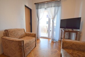 Flat-screen TV - Apartments Stana with shared pool (Malinska-Dubasnica)