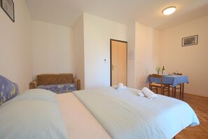 Flat-screen TV - Apartments Stana with shared pool (Malinska-Dubasnica)