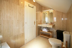 Combined shower/bathtub, hair dryer