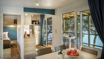 Mobile Home | Private kitchen | Full-sized fridge, microwave, stovetop, dishwasher