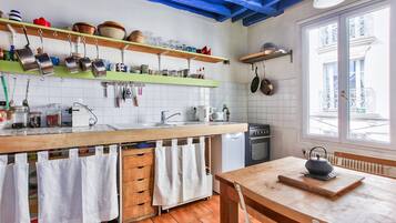 Fridge, oven, coffee/tea maker, toaster