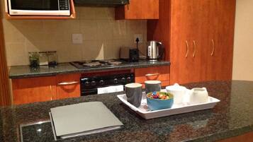 Refrigerador, microondas, lavavajillas y comedor