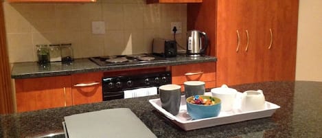 Refrigerador, microondas, lavavajillas y comedor