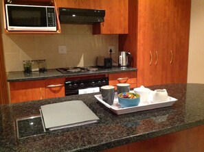 Refrigerador, microondas, lavavajillas y comedor 