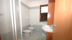 A bathroom with a toilet, bidet, and sink. - Two-room apartment Alex 1, 2 minutes drive from the beach (Marina di Campo)