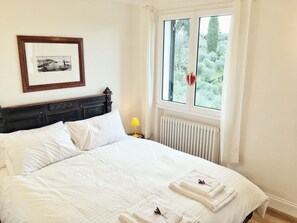 1 bedroom, iron/ironing board, travel crib, free WiFi - Relax in the green, surrounded by olive trees - app. Lemon - Casa Novaro (Imperia)