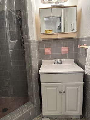 Dusche, Haartrockner, Handtücher, Seife