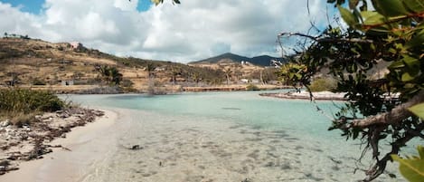 Playa en los alrededores y toallas de playa