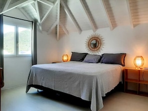 4 chambres, coffres-forts dans les chambres, fer et planche à repasser