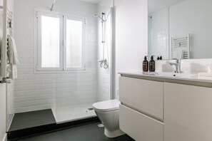 Ilmaiset hygieniatuotteet, hiustenkuivaaja, pyyhkeet