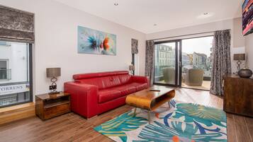 Junior Suite, Balcony (with private hot tub) | Hochwertige Bettwaren, Pillowtop-Betten, individuell dekoriert