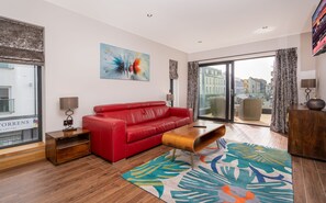 Junior Suite, Balcony (with private hot tub) | 高档床上用品、加厚床垫、特色装修、特色家居