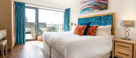 Junior Suite, Balcony (with private hot tub) | 1 makuuhuone, ylelliset vuodevaatteet, pillowtop-patjalliset sängyt