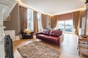 行政套房 | 起居区 | 55-英寸电视（配备数码频道）