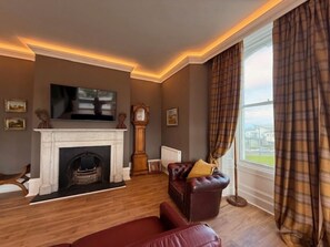 Executive-Suite | Wohnbereich | 55-Zoll-Fernseher mit Digitalempfang