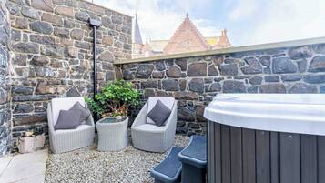 Deluxe Studio Suite (with private hot tub) | Terrace/patio