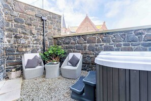 Deluxe Studio Suite (with private hot tub) | Terrace/patio