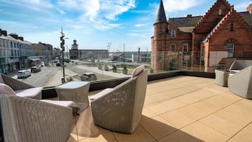 Junior Suite, Balcony (with private hot tub) | Terrasse/gårdhave