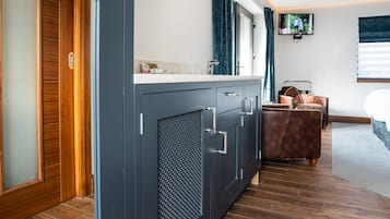Deluxe Studio Suite (with private hot tub) | 1 室のベッドルーム、高級寝具、ピロートップベッド、客室ごとに異なる装飾
