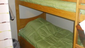A bunk bed with green bedding in a room with white walls. - LE PLEYNET, LES 7 LAUX, studio cabin 4 people (Le Pleynet)