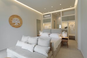 1 soveværelse, pengeskab på værelset, skrivebord, strygejern/strygebræt