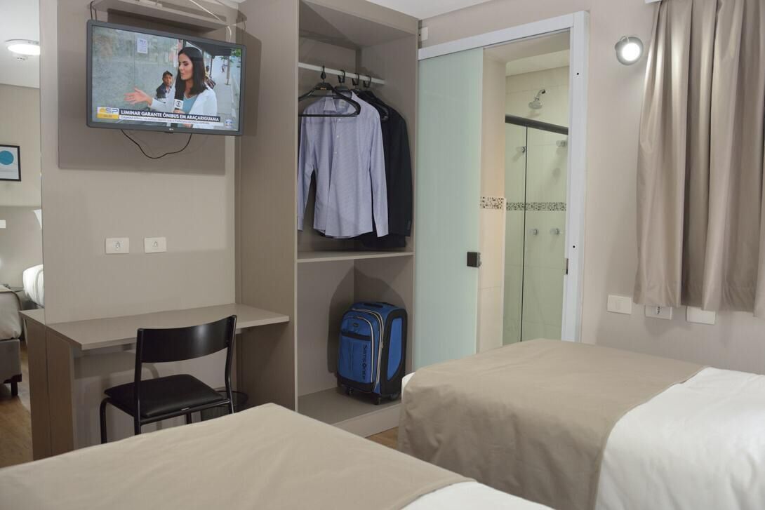 Escritorio, espacio para trabajar con laptop y cortinas blackout 