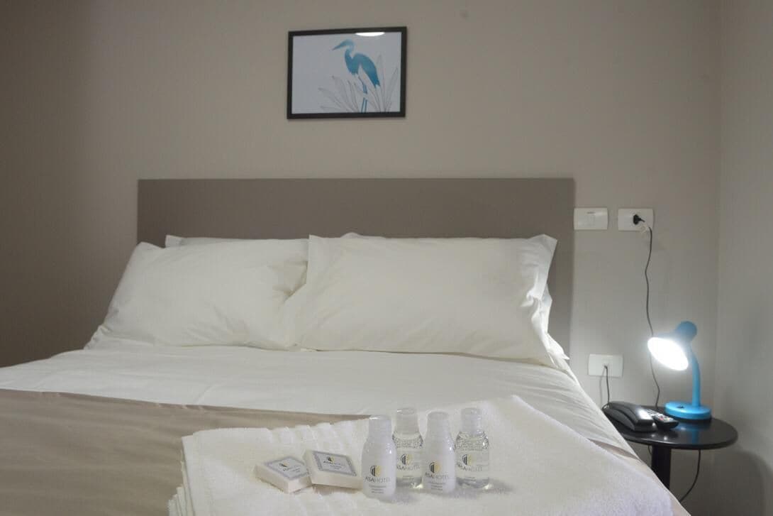 Quarto casal standard | Escrivaninha, espaço de trabalho para notebook, cortinas blackout