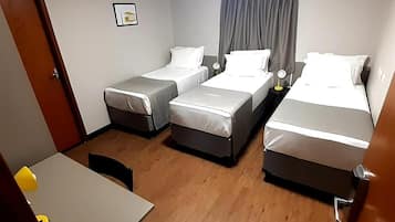 書桌、手提電腦工作空間、遮光窗簾/窗簾、免費 Wi-Fi