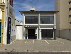 A modern building with a sign reading 'ASA HOTEL' and a gated entrance. - Asa Hotel (Piracicaba)
