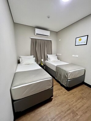 Superior Twin Room | Desk, laptop workspace, blackout drapes, free WiFi - Asa Hotel (Piracicaba)