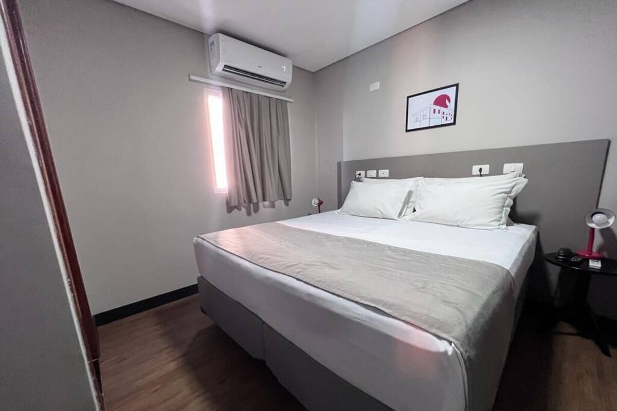 Escritorio, espacio para trabajar con laptop y cortinas blackout