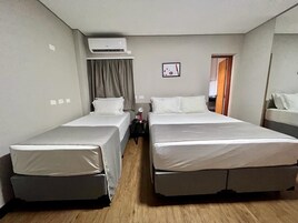 Habitación triple familiar | Escritorio, espacio para trabajar con un portátil, cortinas opacas