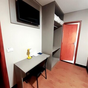 Schreibtisch, laptopgeeigneter Arbeitsplatz, Verdunkelungsvorhänge