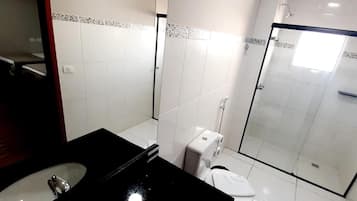 Douche, articles de toilette gratuits, serviettes fournies