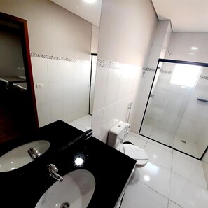Regadera, amenidades de baño gratuitas, toallas 