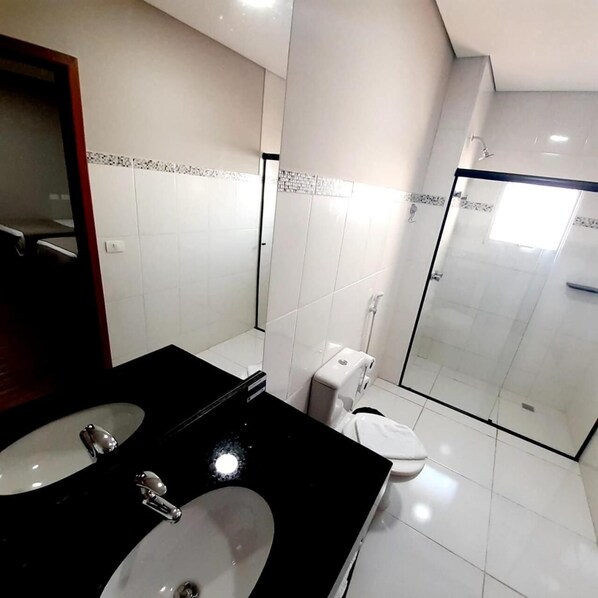 Shower, free toiletries, towels - Asa Hotel (Piracicaba)