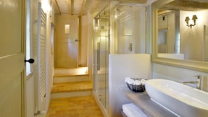 Apartment, 3 Bedrooms | Bathroom | Shower, rainfall showerhead, hair dryer, bidet - Casa di Giulio (Castiglione d'Orcia)