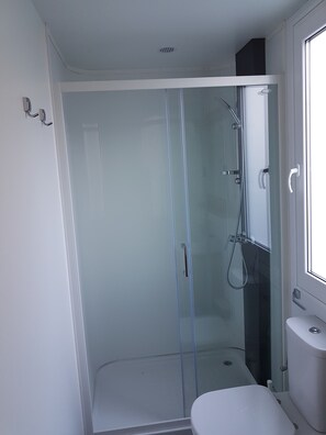 Casa rodante | Baño | Regadera, toallas, jabón, papel de baño 