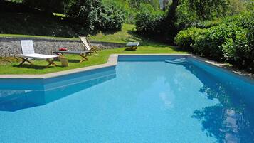 Kolam renang outdoor musiman