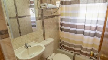 Shower, perlengkapan mandi gratis, pengering rambut, dan handuk