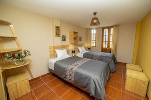 Premium bedding, down comforters, free WiFi, bed sheets - San Isidro's House (Ollantaytambo)