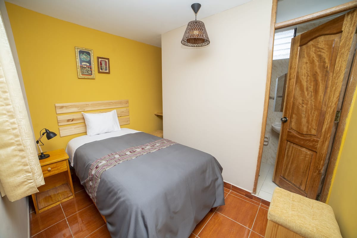 Economy Single Room | Premium bedding, down comforters, WiFi (free), bed sheets