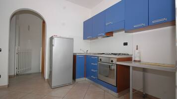 Kühlschrank, Ofen, Herdplatte, Kochgeschirr/Geschirr/Besteck